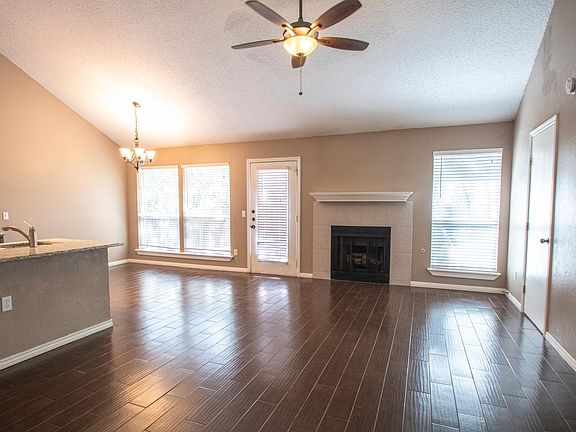 3rd image of 902 Elmwood Trl