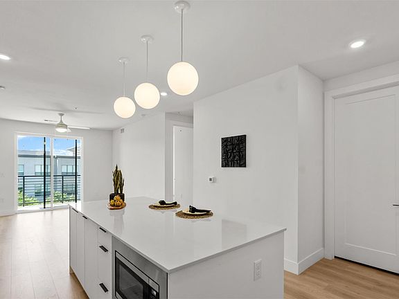 5th image of 1701 Simond Ave #418