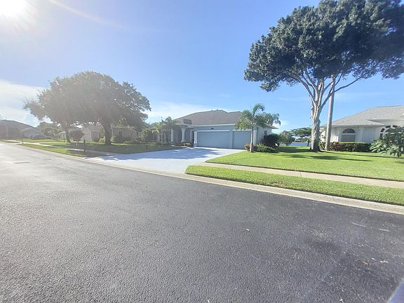 3rd image of 5802 Newbury Cir