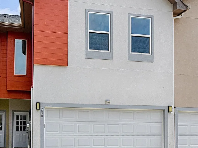 230 Heritage Ct — Photo 2