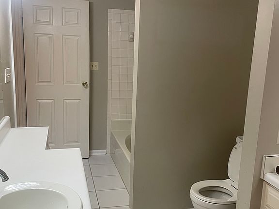 3rd image of 3232 Washington Rd