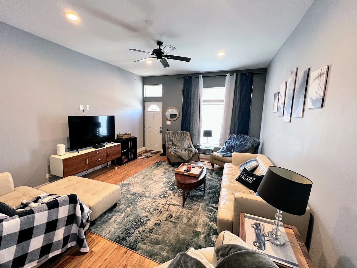Building Photo - 113 S Paulina St #3