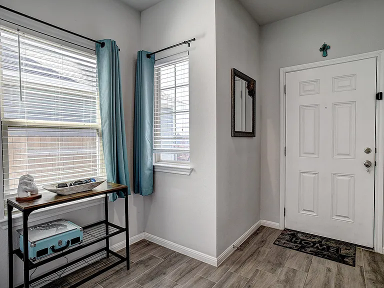 205 Driftwood Ln — Photo 4