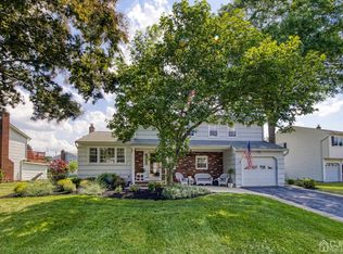 8 Chipper Dr, Kendall Park, NJ 08824