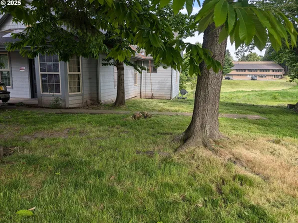 146 D St, Woodburn, OR 97071