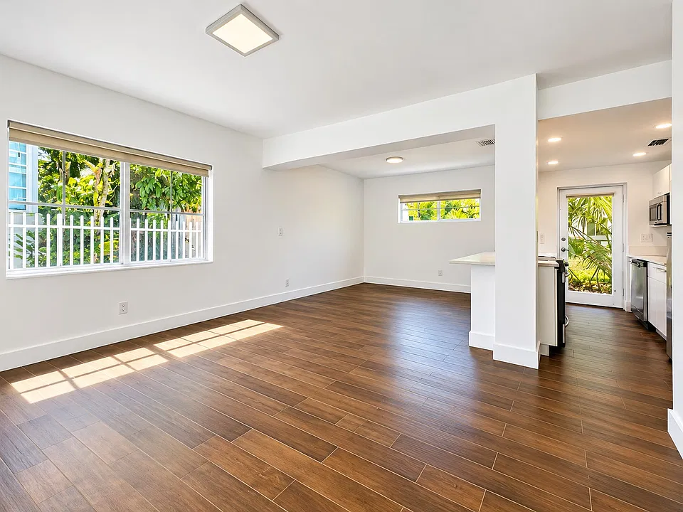 1003 Bay Dr