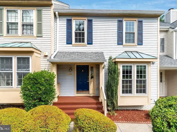 8226 Maple Ridge Ave, Springfield, VA 22153