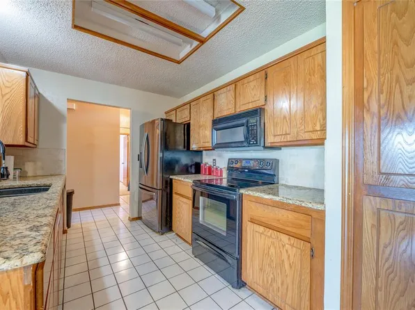 304 Bradgate Dr, Yukon, OK 73099