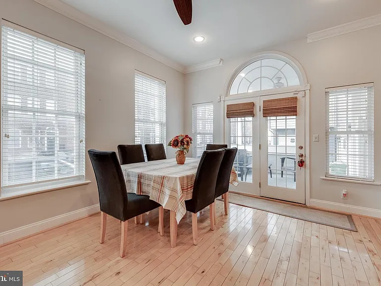 142 W Clement St — Photo 9