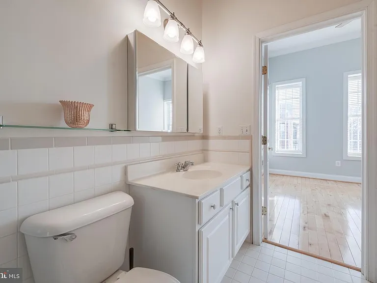 142 W Clement St — Photo 24