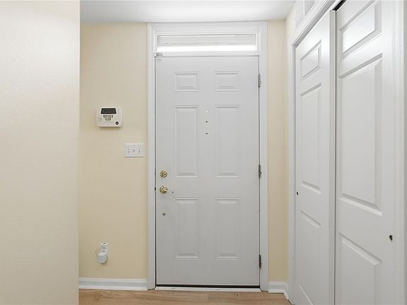 5th image of 100 Cooper Pl W