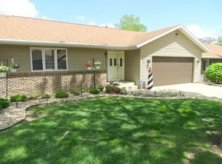 715 Quail Ridge Dr, Freeport, IL 61032