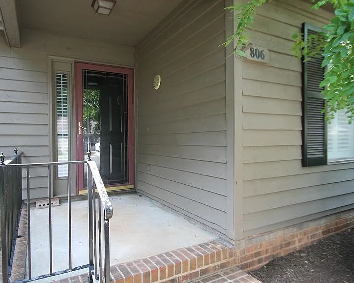 806 Beech Dr — Photo 2