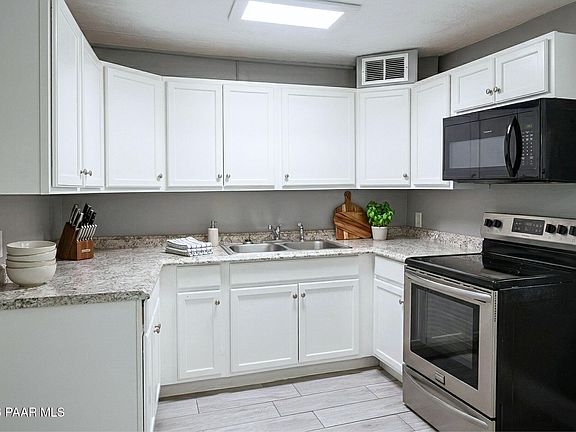 3rd image of 2137 N Bell Ave