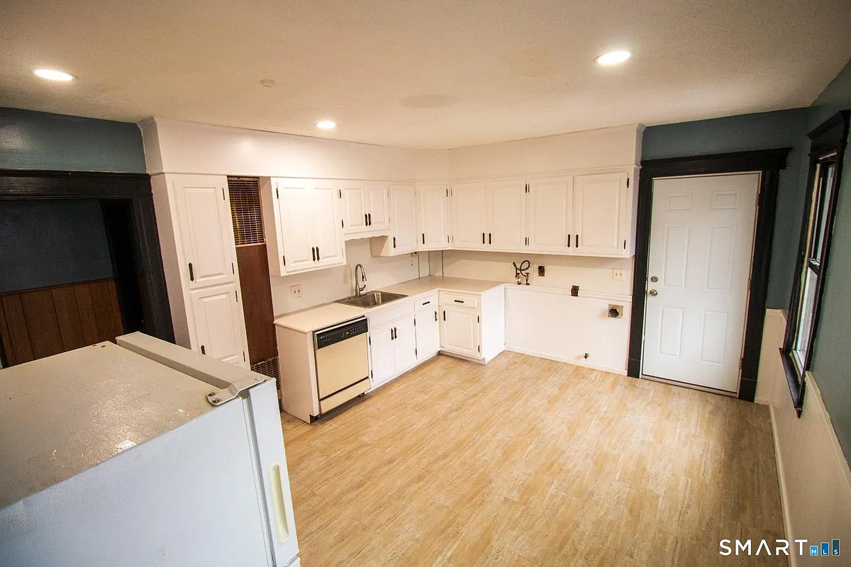 Building Photo - 73 Lounsbury St #3