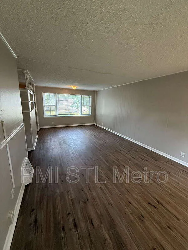 3 bed, 1.0 bath, 912 sqft, $1,325 — Photo 2