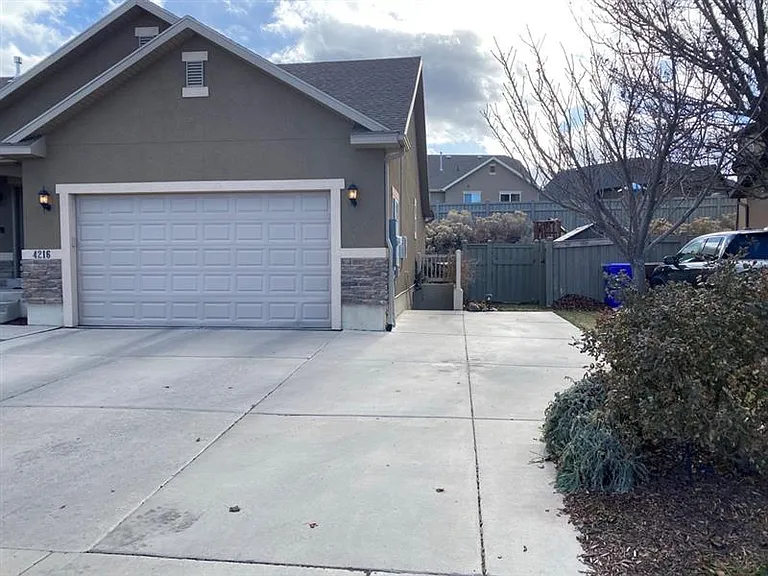 4216 E Inverness Ln — Photo 2