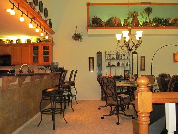 Kitchen bar & dinette area