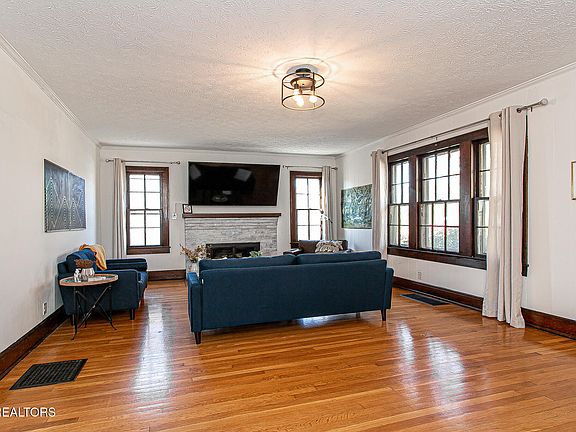 3rd image of 3104 Fairmont Blvd