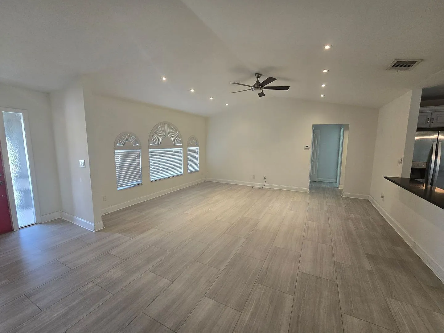 3 Bedroom W/ Den + Office Space + 2 Car Garage and Fenced in Yard - Annual Rental — Photo 2