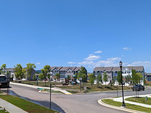 3rd image of 1202 Daphne Way