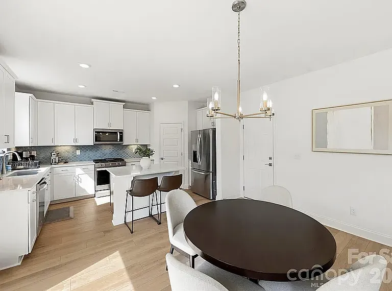 152 Lancashire Ct — Photo 2