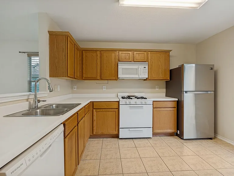15918 Gino Park — Photo 13