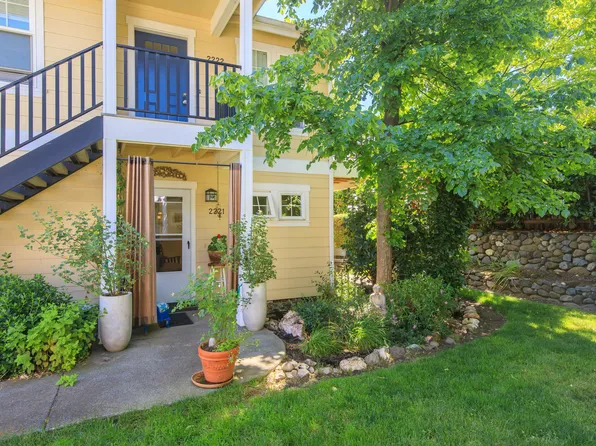 2221 McCall Dr, Ashland, OR 97520