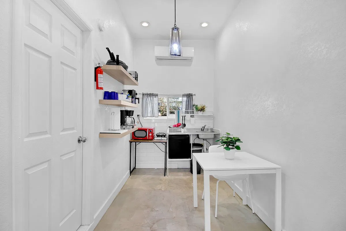 Studio, 400 sqft, $900 — Photo 2