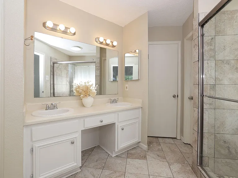 16035 Hollow Rock Dr — Photo 21