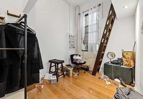2nd image of 32 Beekman Pl APT 5A