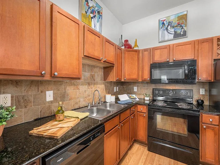Galleria Parc Apartments — Photo 11