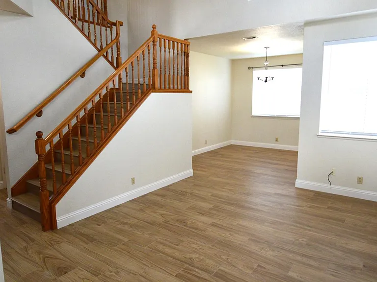 547 Carrigane Way — Photo 2