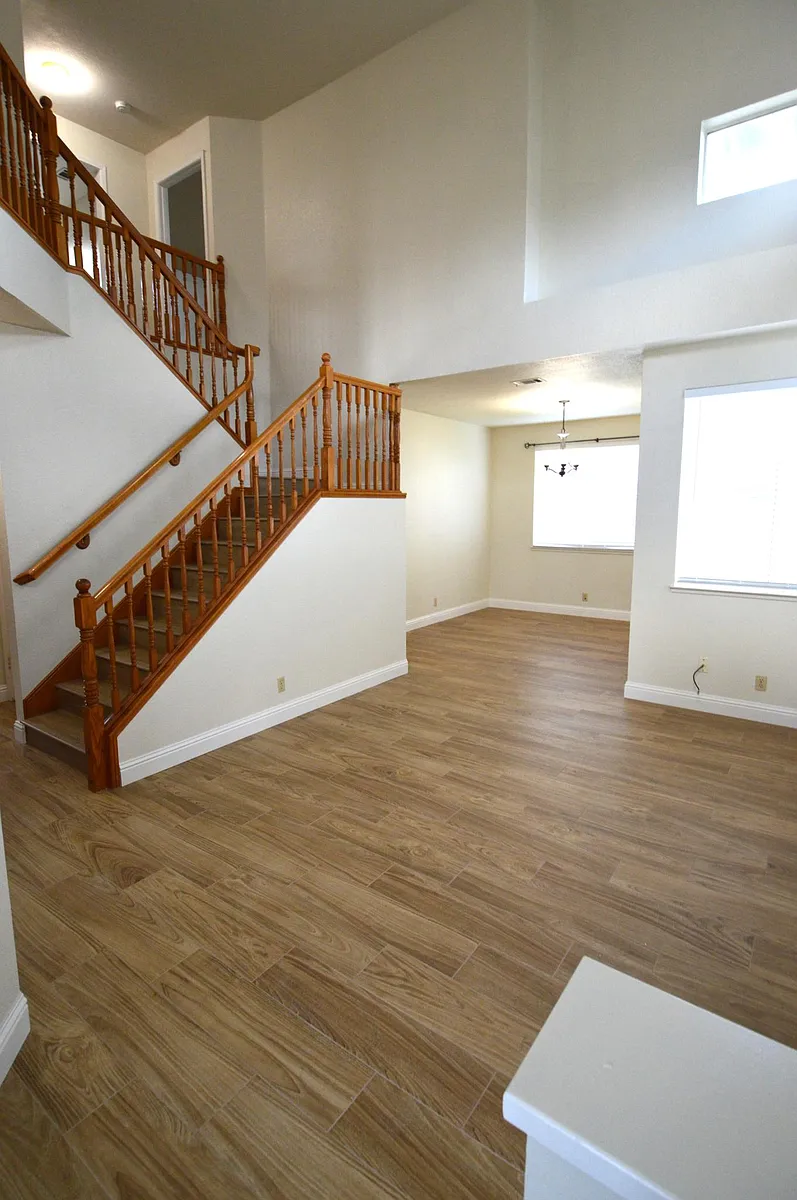 Building Photo - 547 Carrigane Way