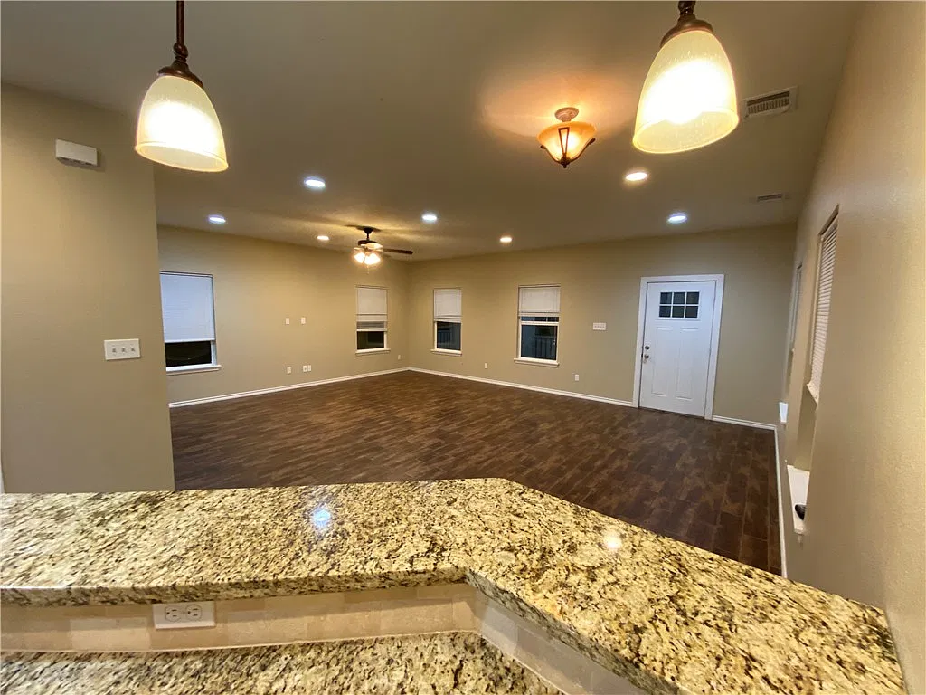 5 bed, 5.5 bath, 2718 sqft, $4,450 — Photo 3