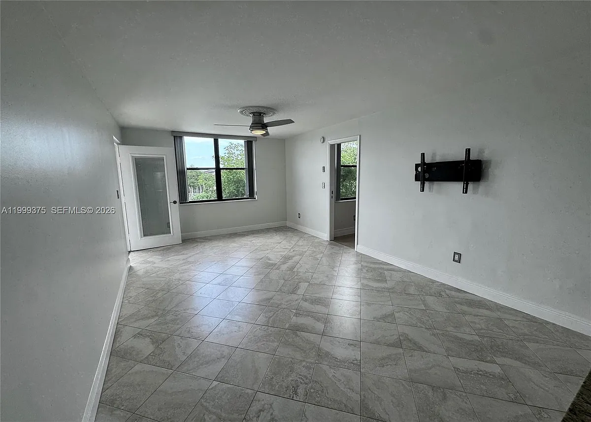 Building Photo - 14415 N Kendall Dr #405G