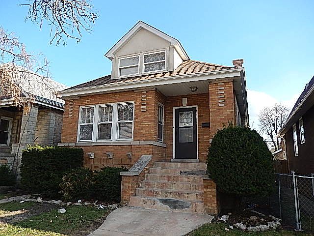 1st image of 5621 W Cornelia Ave