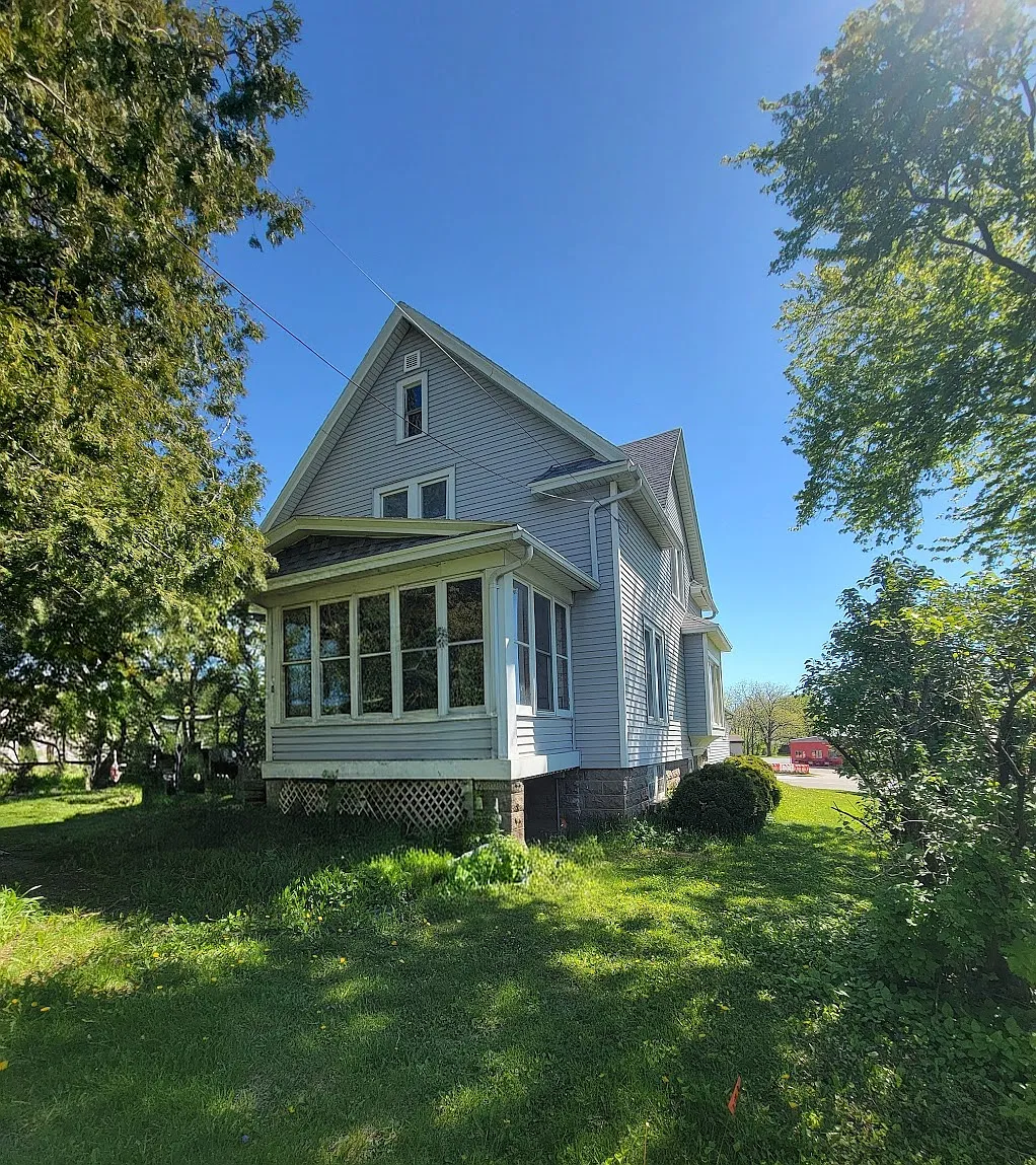 3 bed, 1456 sqft, $1,895 — Photo 1