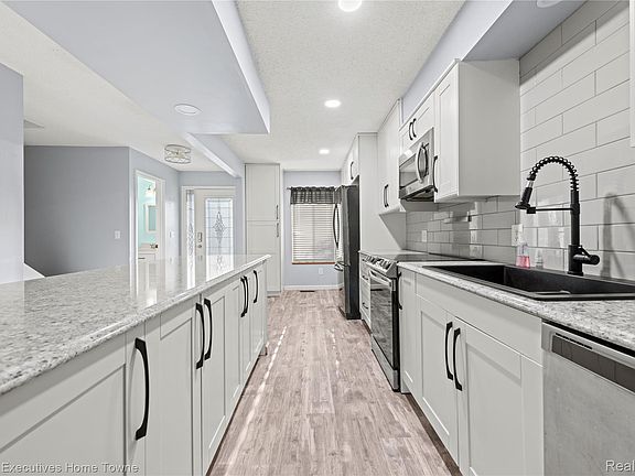 4th image of 2636 Keewahdin Rd APT 10