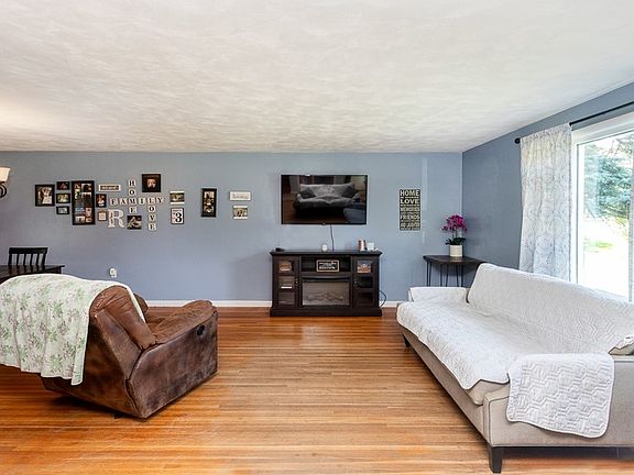 3rd image of 4309 Reservoir Rd