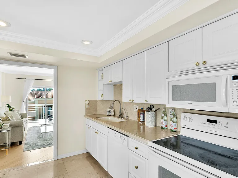 250 N Bradley Pl #402 — Photo 22