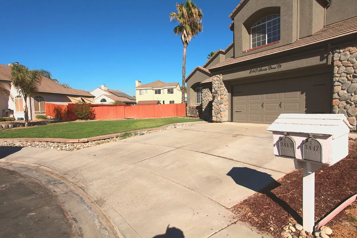 3 bed, 3.0 bath, 2368 sqft, $3,795 — Photo 3