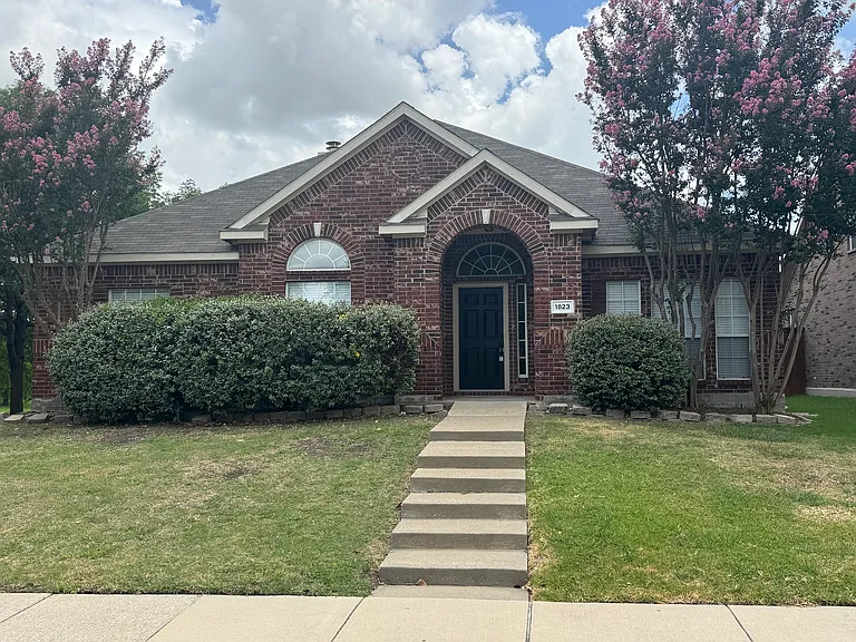 1823 Bur Oak Dr — Photo 1