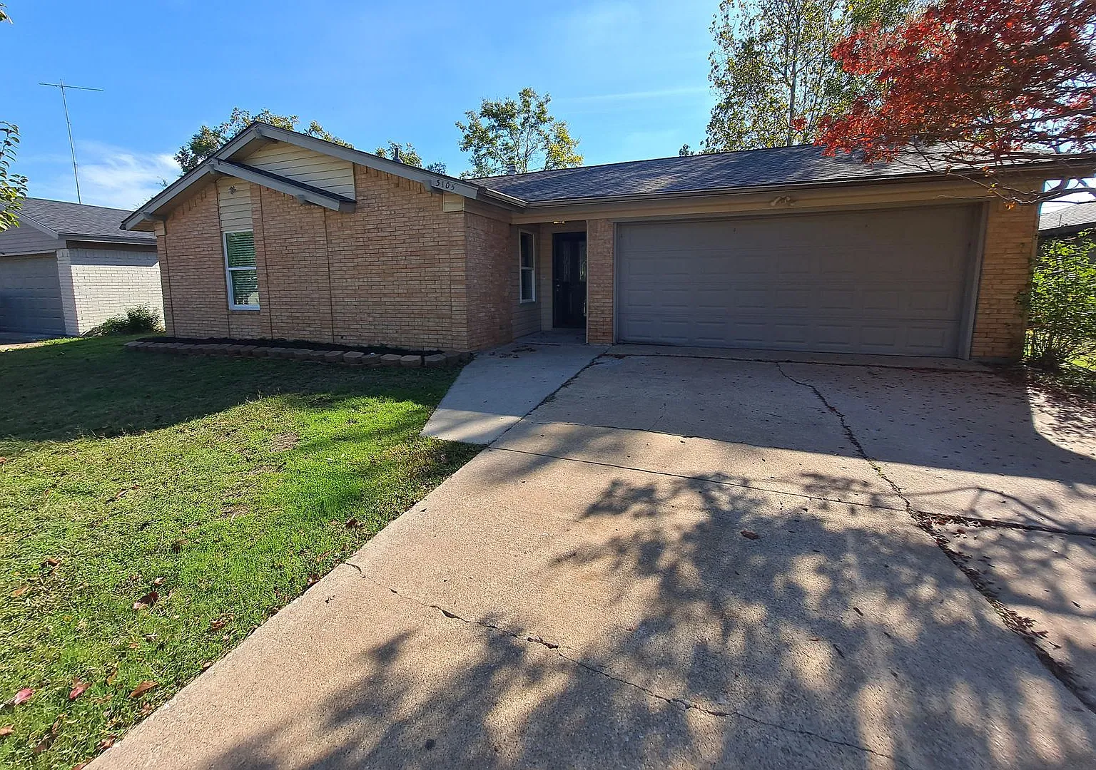 Beautiful Move In Ready 3/2/2 in Greenville! — Photo 1