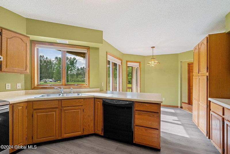 5th image of 883 Midline Road
