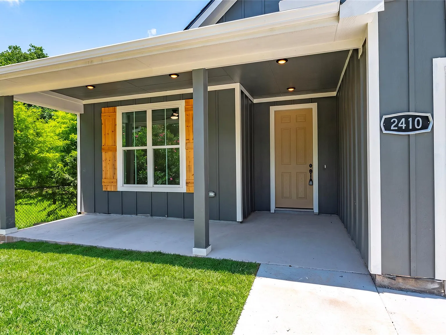3 bed, 2.0 bath, 1370 sqft, $2,350 — Photo 3