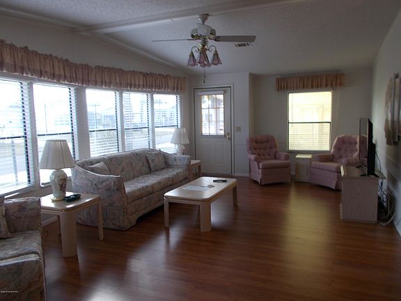 5th image of 914 Sequoia St