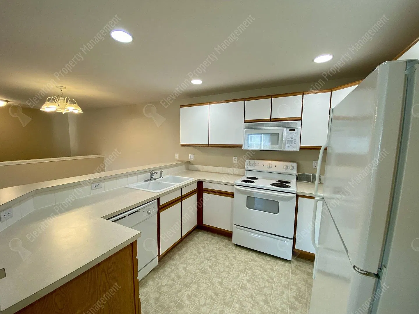 Bright 2 BR/2 BA Townhouse in Redmond — Photo 4