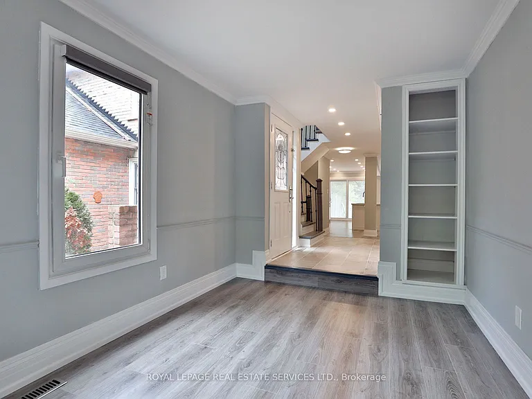 1021 Runnymead Cres — Photo 5