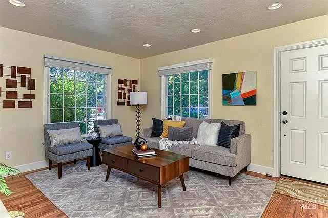 509 W Thatcher St — Photo 2